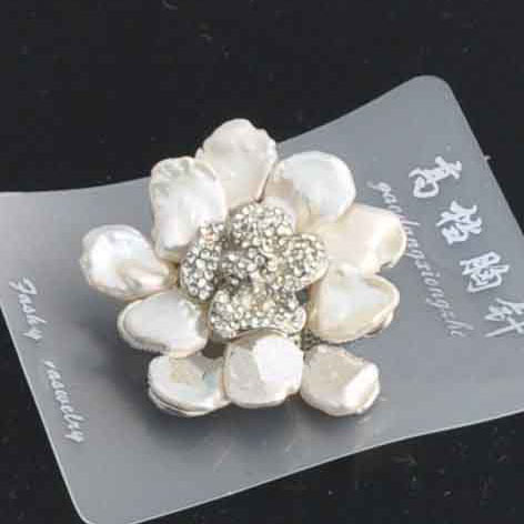 White Freshwater Pearl Flower Brooch Copper Alloy Jewelry